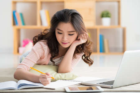 Collégienne faisant ses devoirs Collégienne faisant ses devoirs